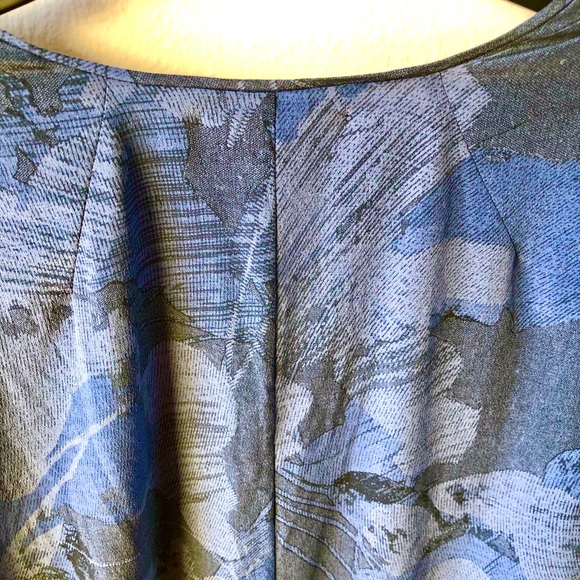 Halston Heritage 100% Silk floral print top - Picture 6 of 9